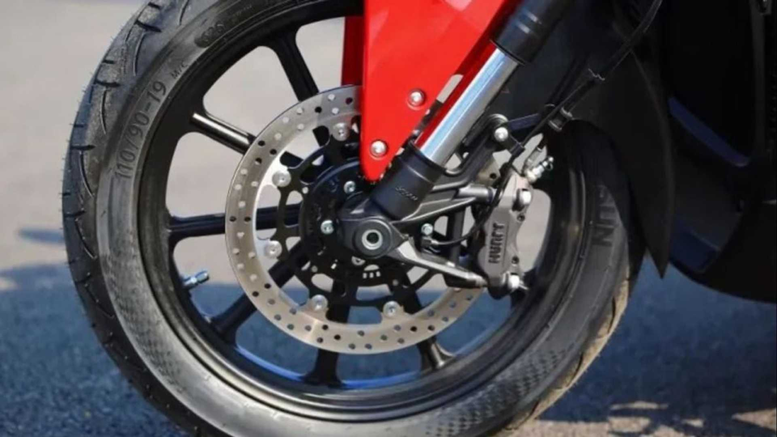 為了應對龐大車重,懸吊與制動配置並不隨便