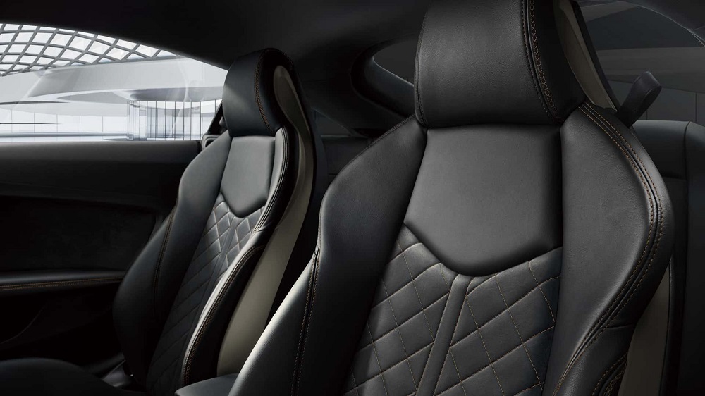 內裝部分呼應著車輛外觀設計，座椅採用菱格紋的設計