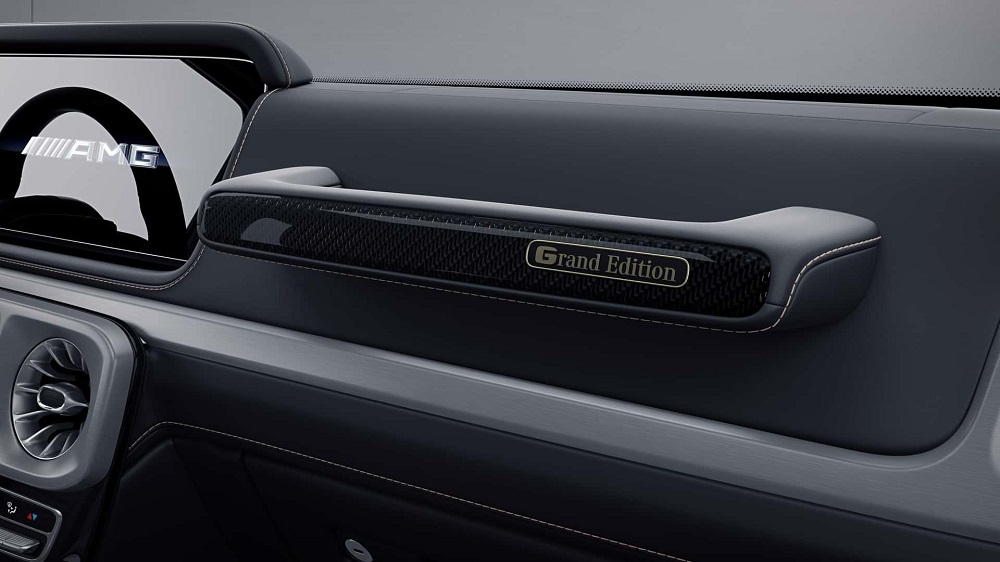 車前有一個寫著「Grand Edition」的把手