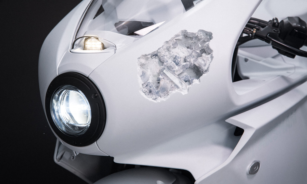 除了採用全白色的塗裝之外,車殼上也有著許多「破洞」的巧思