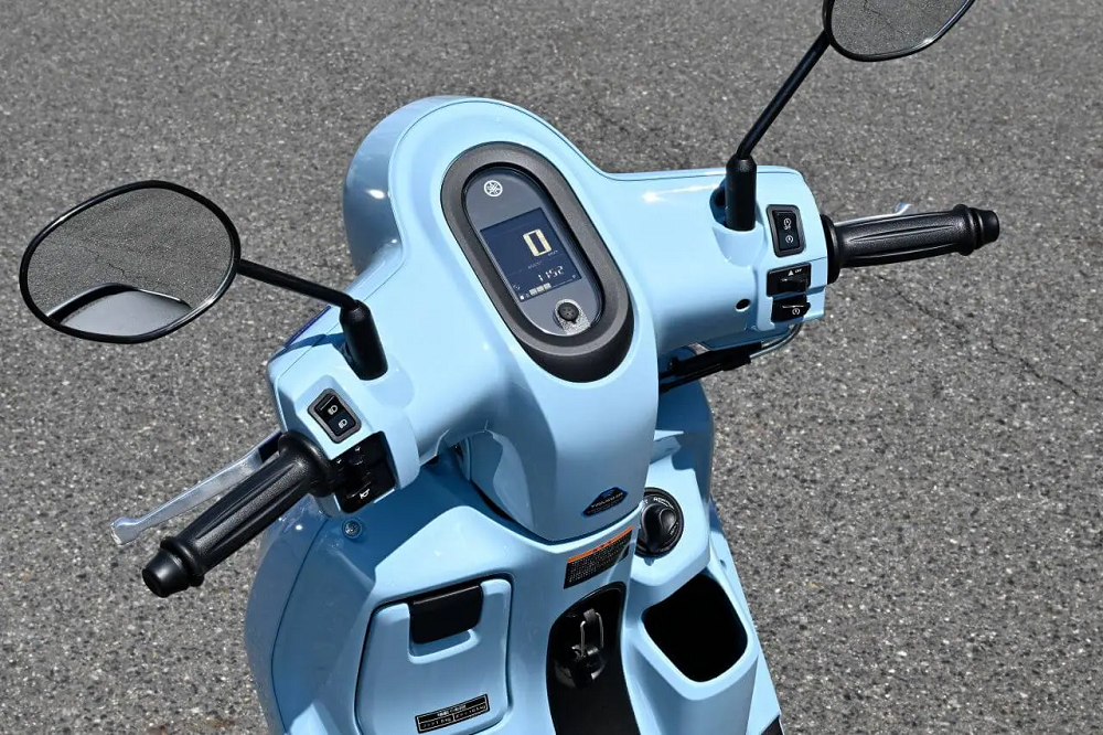 儀表部分則是採用較為簡約的LCD儀表