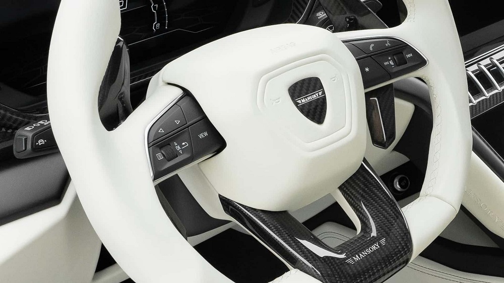 方向盤上也有許多碳纖維的飾品，中間換上了Mansory的盾牌