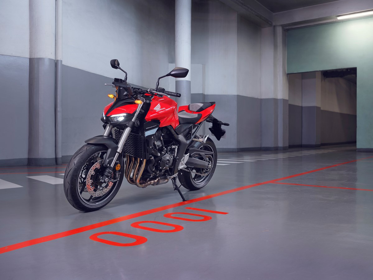 外型和2023年米蘭車展上亮相的差異不大,同樣走肌肉感十足的街頭霸王風格