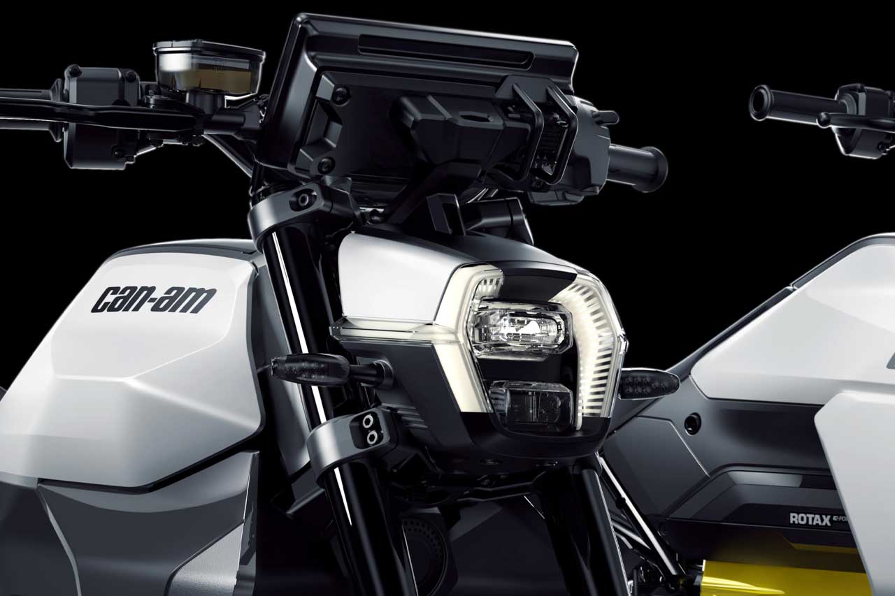 兩款車型都用上了方形LED頭燈和方形儀表，讓整個車頭的造型看起來相當俐落