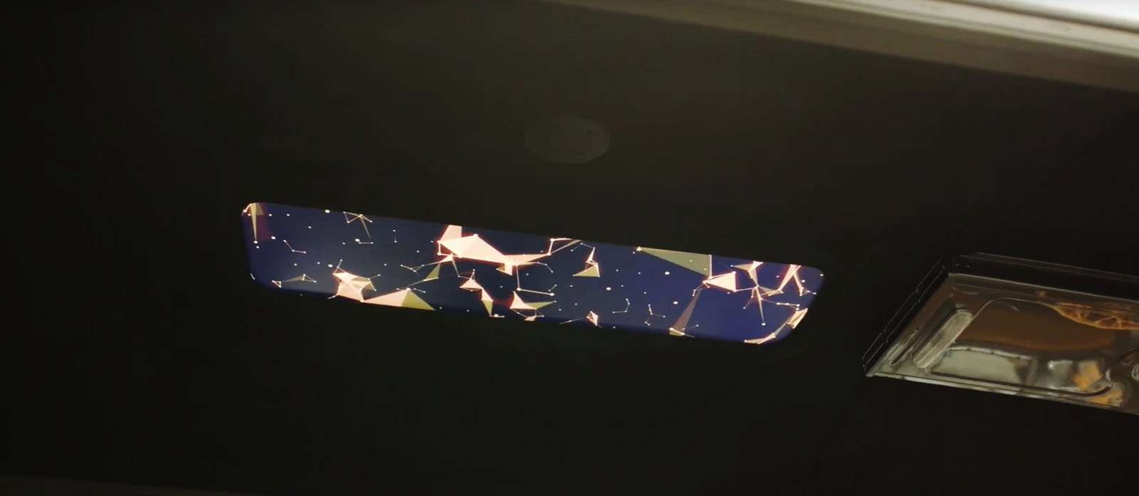 內部的天花板屏幕同樣可以和車頭的AI助理進行對話