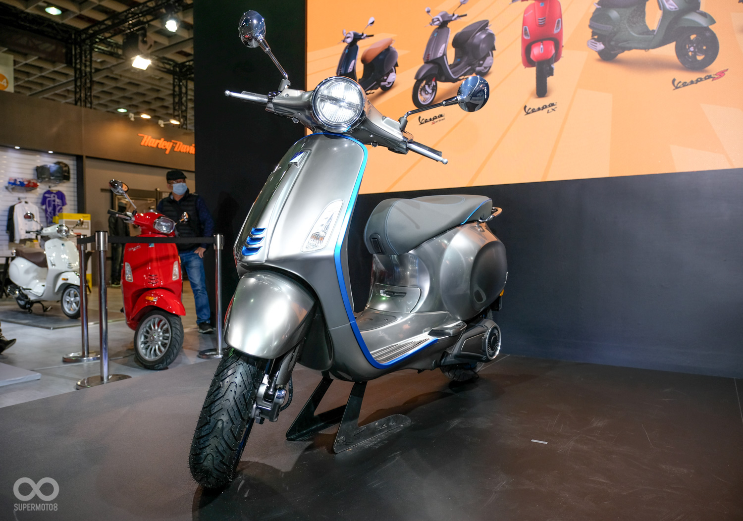 台北車展由長官親自為旗下首款電動車Vespa Elettrica揭幕。