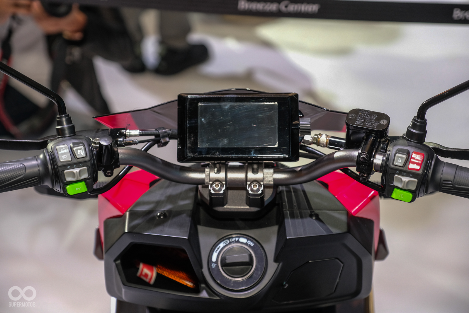 裸把配方正液晶儀表；右手開關有S按鈕