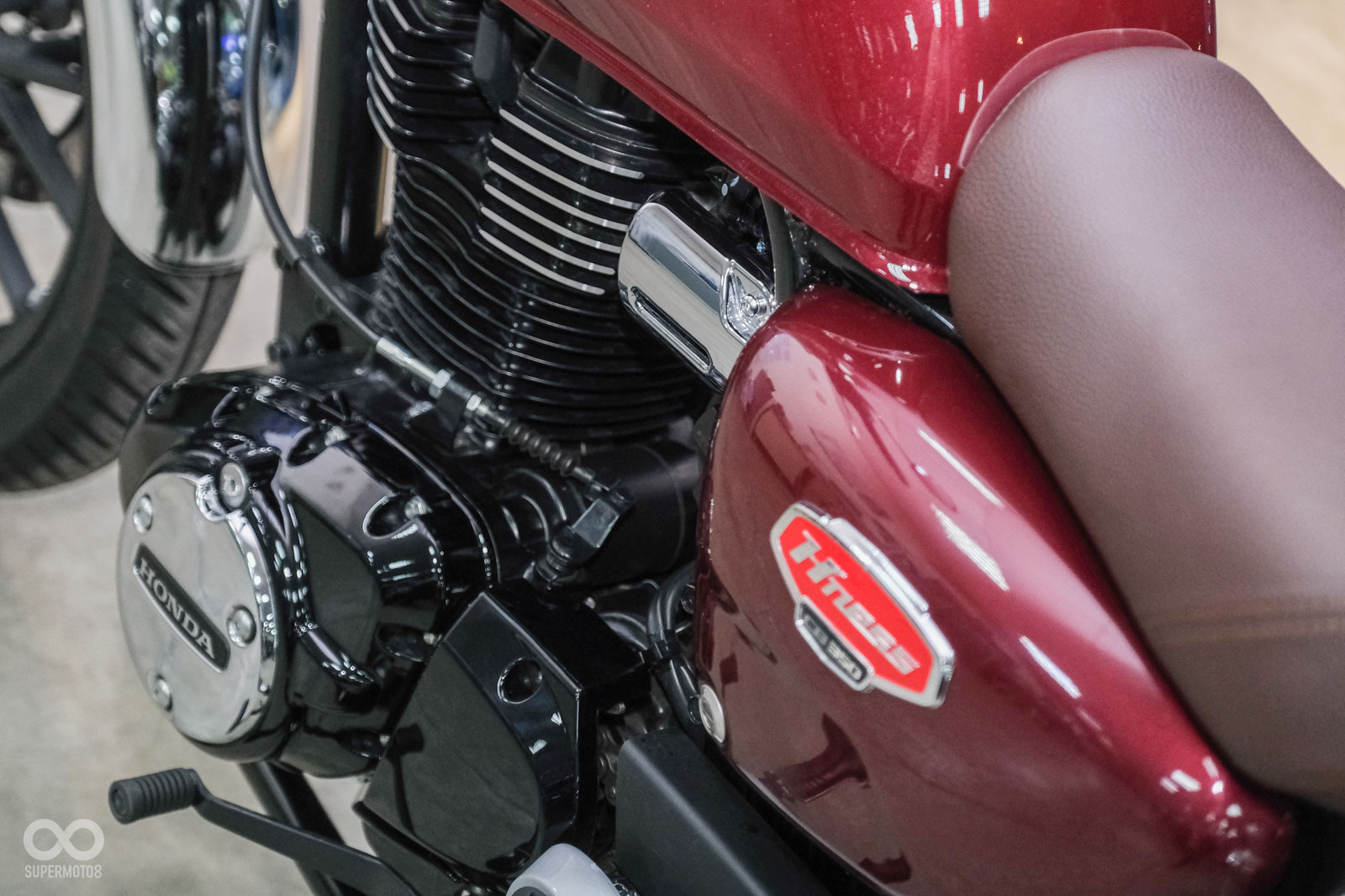 引擎動力表現雖不突出,但可以看到上頭有精細烤漆,並透過金屬切削呈現不同風格