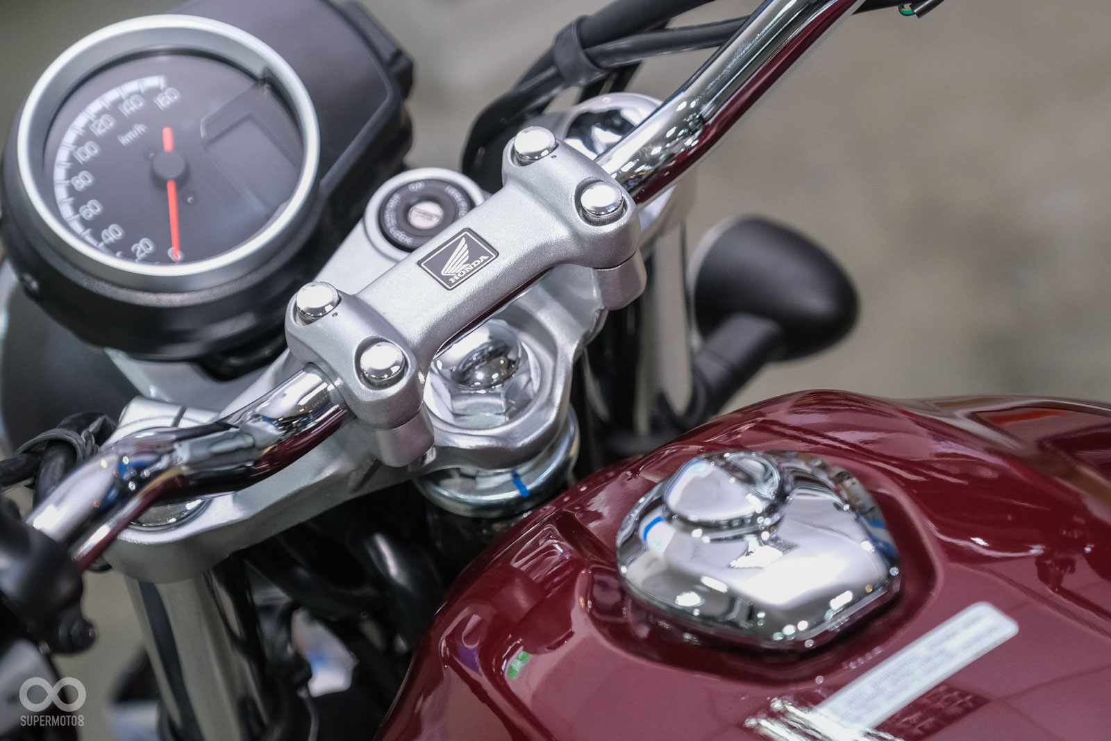 把手座上頭有HONDA Logo,但細節處理稍嫌粗糙