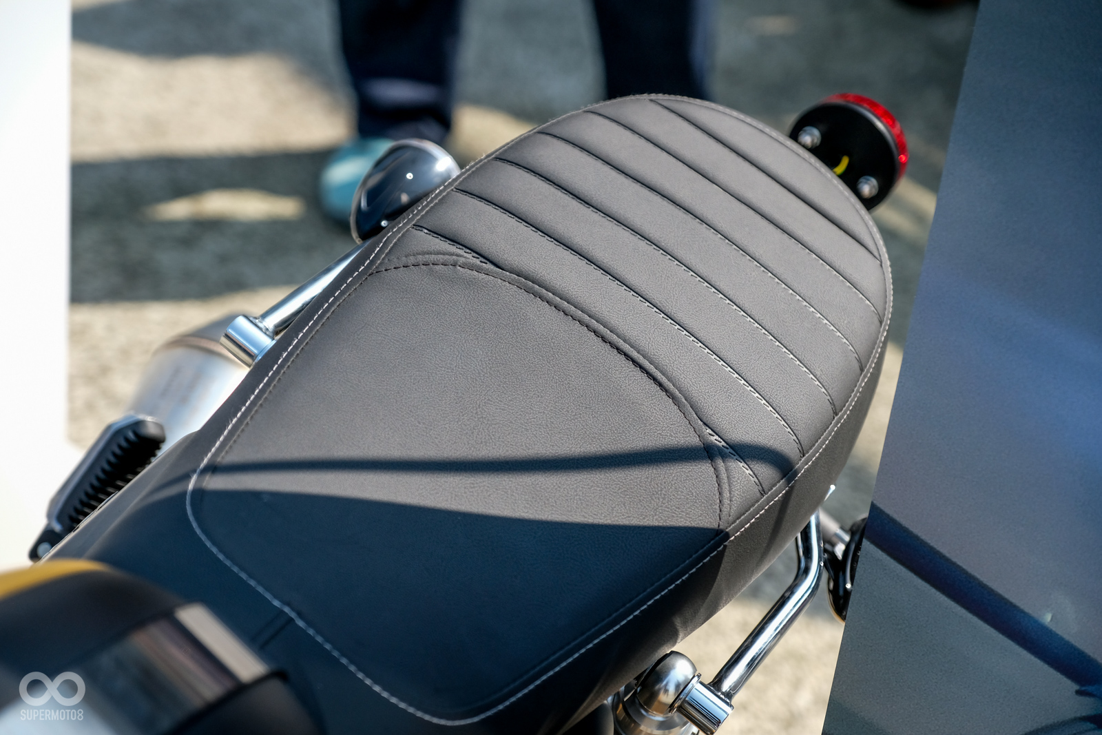 UK450油箱上頭擁有金屬綁帶,大幅提升復古氛圍;椅墊前後座採用不同花紋