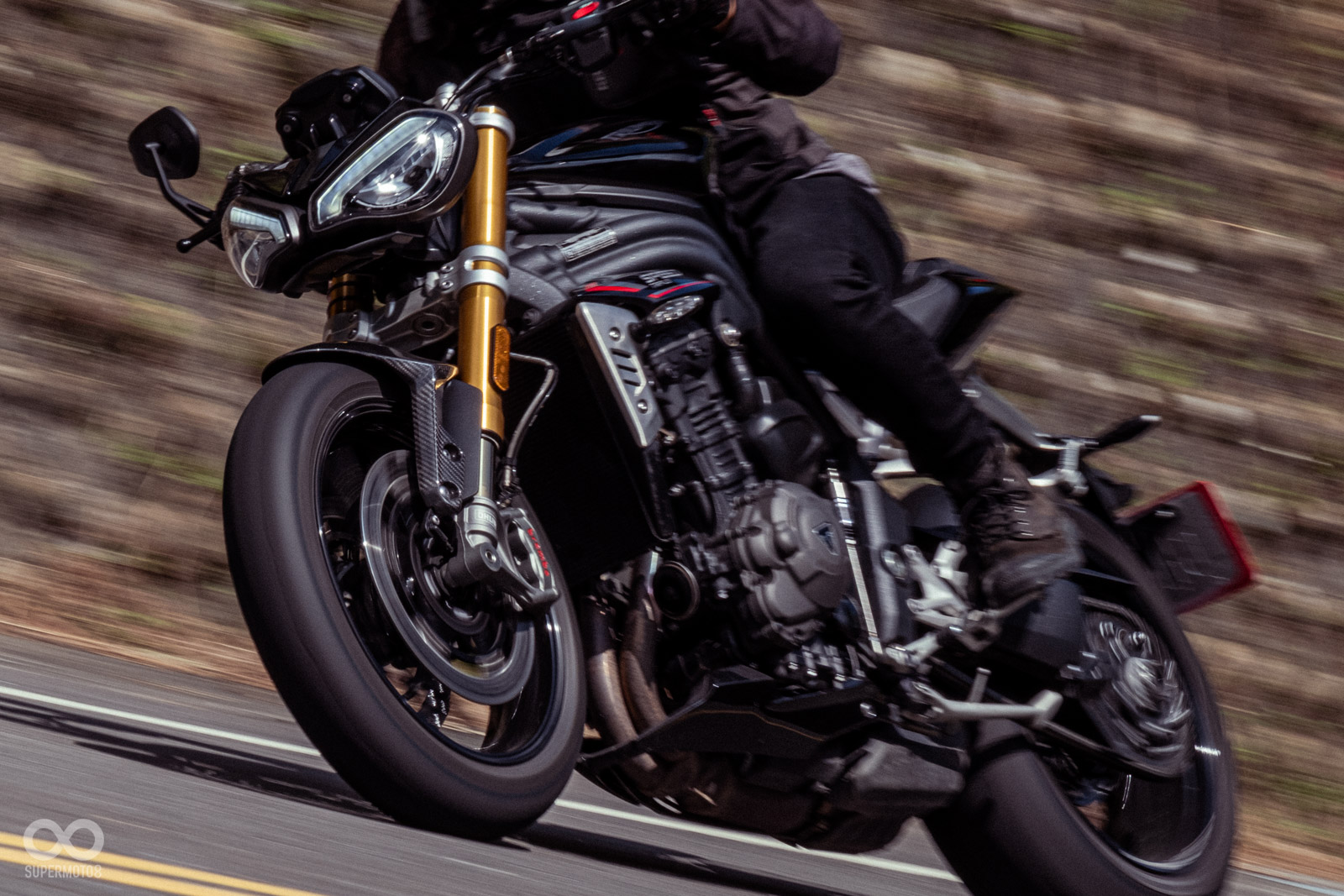 SPEED TRIPLE 1200 RS的三缸引擎震動感比先前的其他排氣量車款更明顯一些