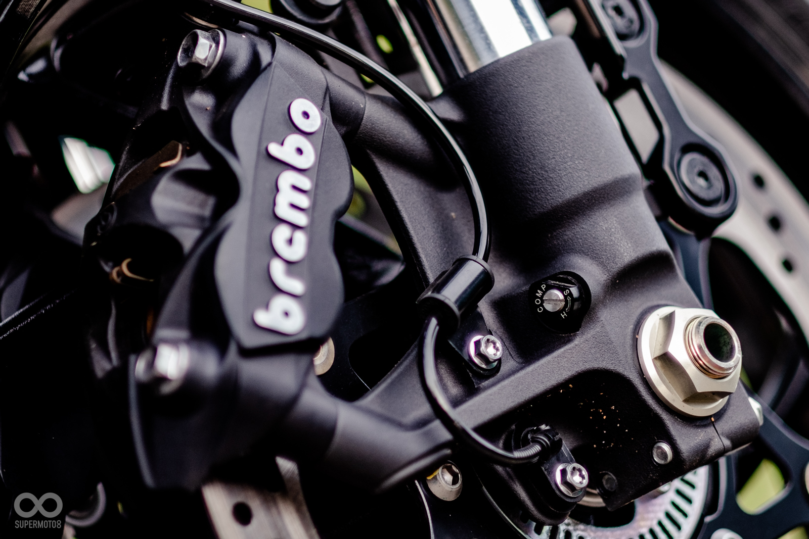 前懸吊下方有壓側阻尼的調整機構