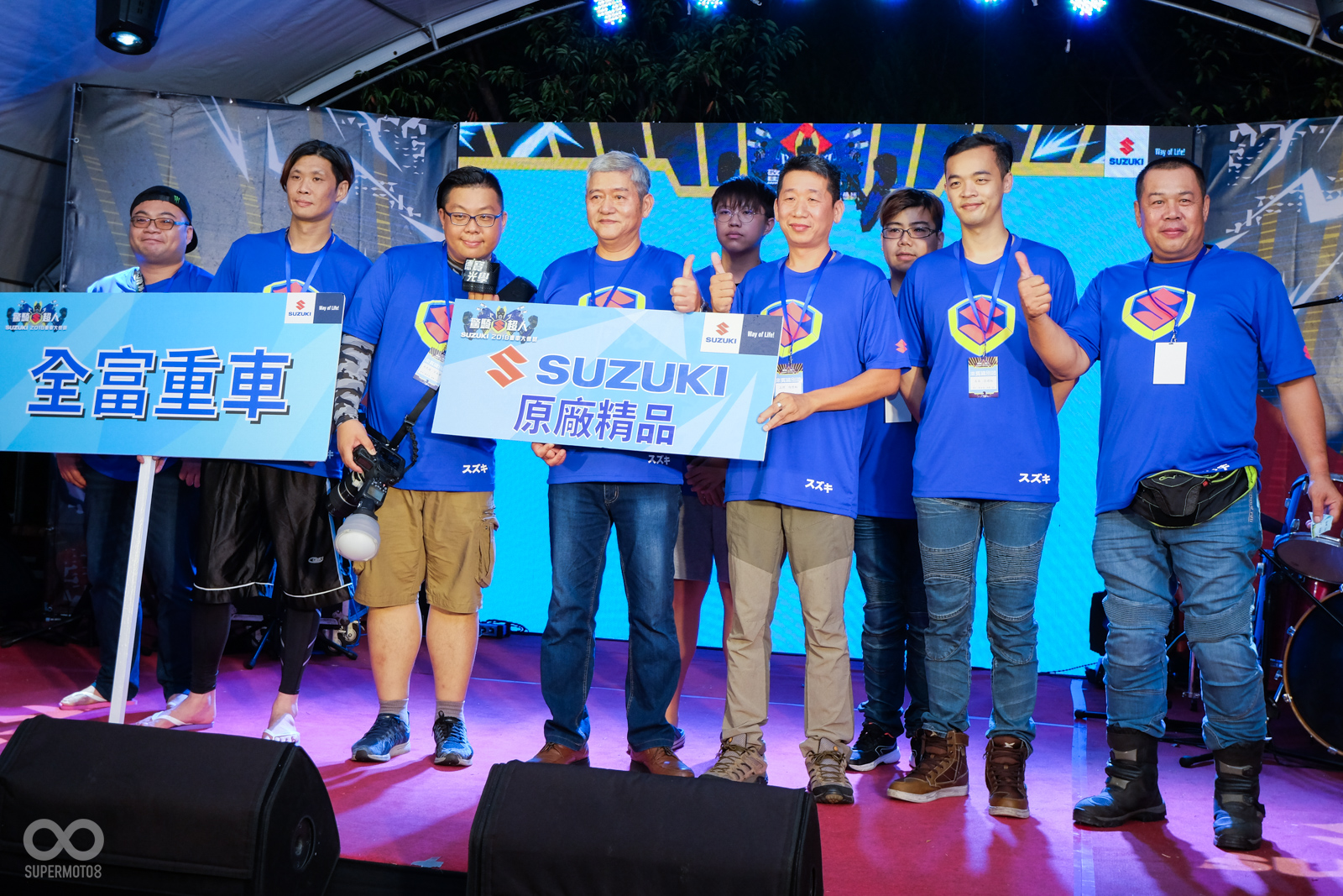 SUZUKI今年也提供了豐厚的原廠精品給車友們抽獎,並且由台鈴工業的陳招壽協理進行頒獎