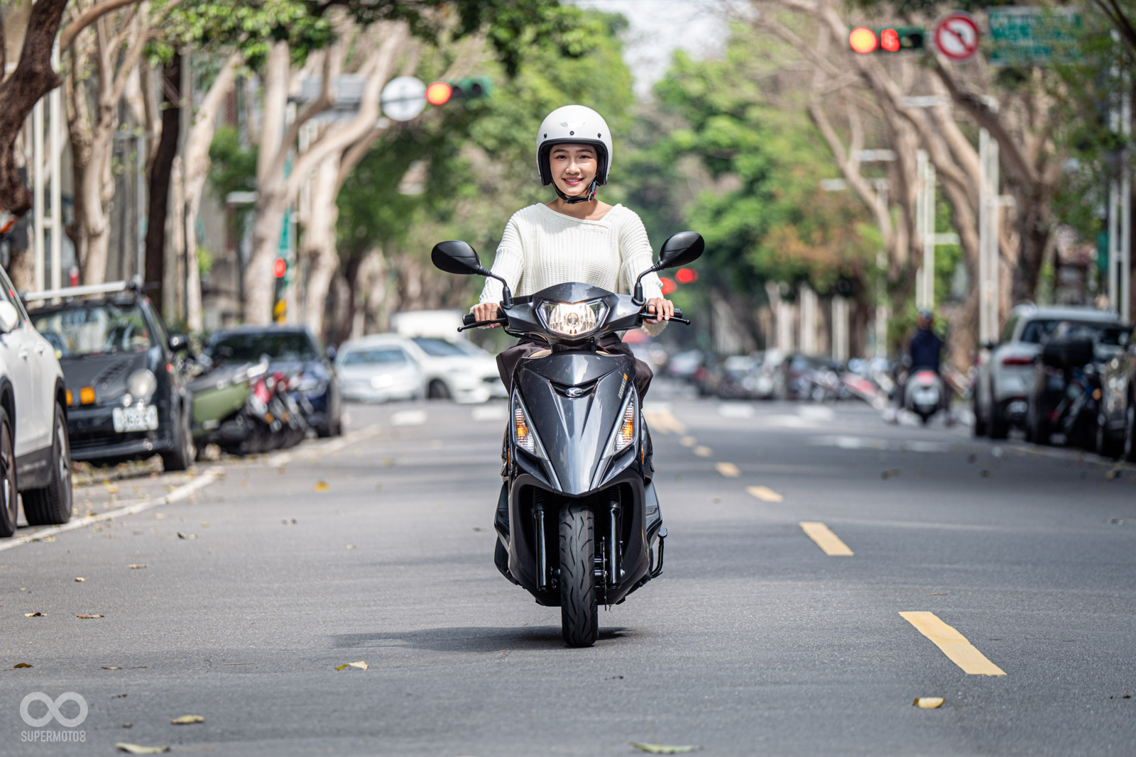 舒適取向的避震設定，配上220MM前碟煞，在市區路況使用起來相當完美
