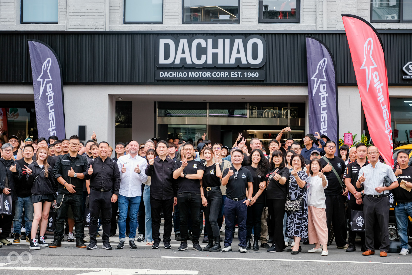 代理SHOEI、ALPINESTARS和CARDO等知名品牌的大橋旗艦店今日正式開幕！