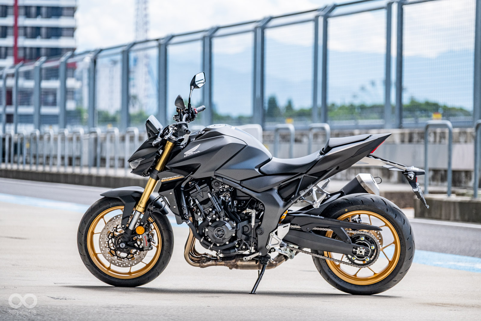 承襲初代 Hornet 車系的纖細精神，打造出的新世代運動街車