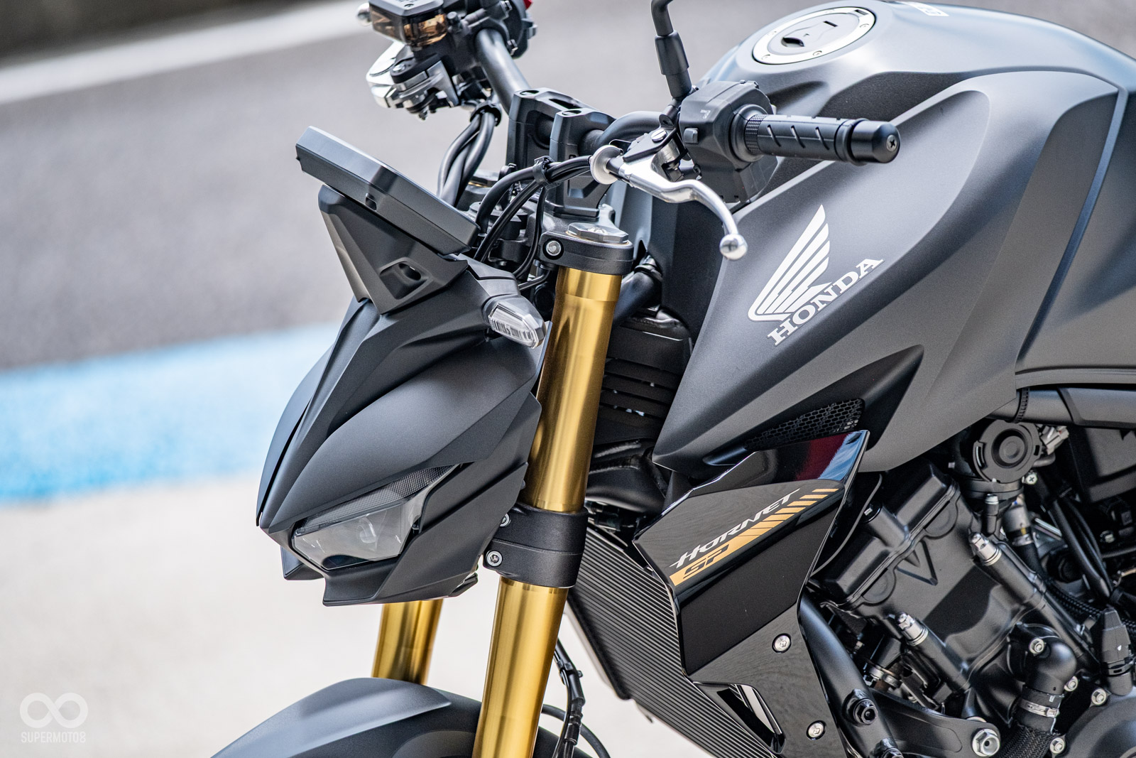 SP 版本的黑金配色相當高調