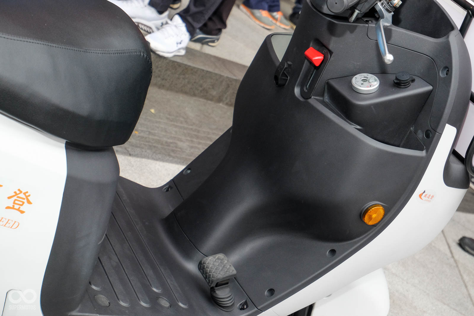 前面版上有紅色的手煞車拉桿、掛鈎,和煞車腳踏板