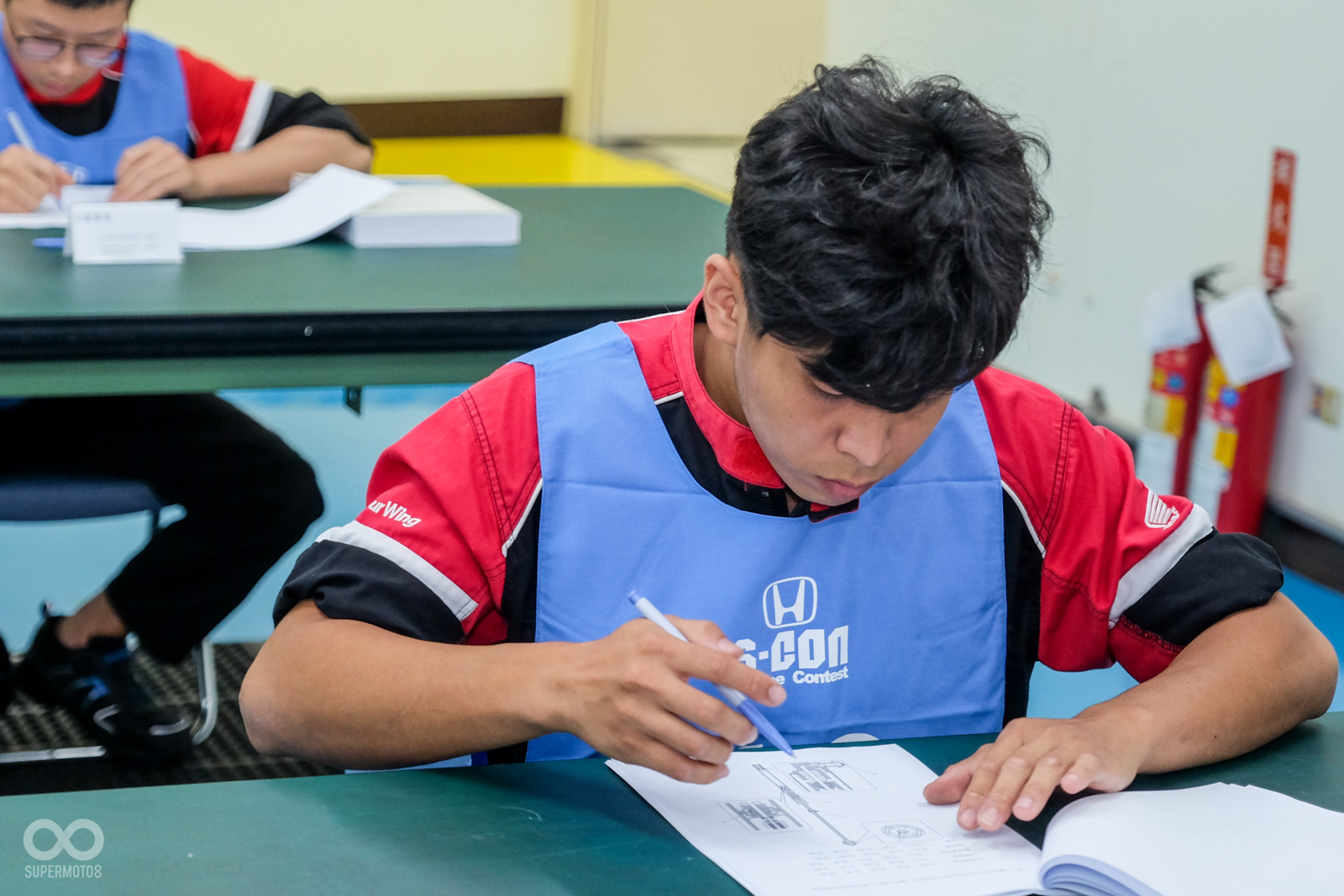 透過鏡頭偷看一下考卷,題目似乎不太容易