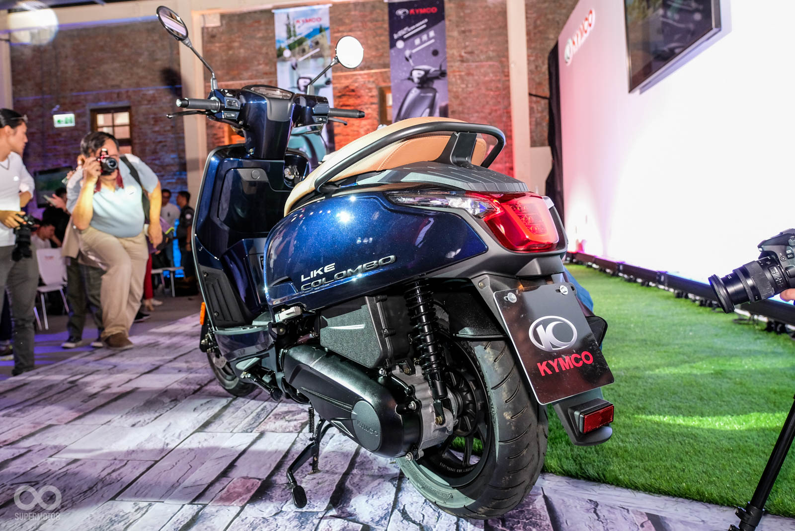 車尾坐墊採用簍空設計，創造更俐落的車身線條