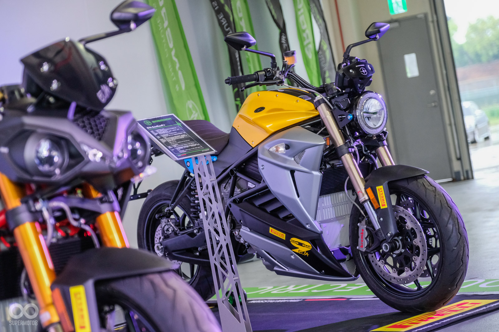 走復古風格的EVA EsseEsse9+