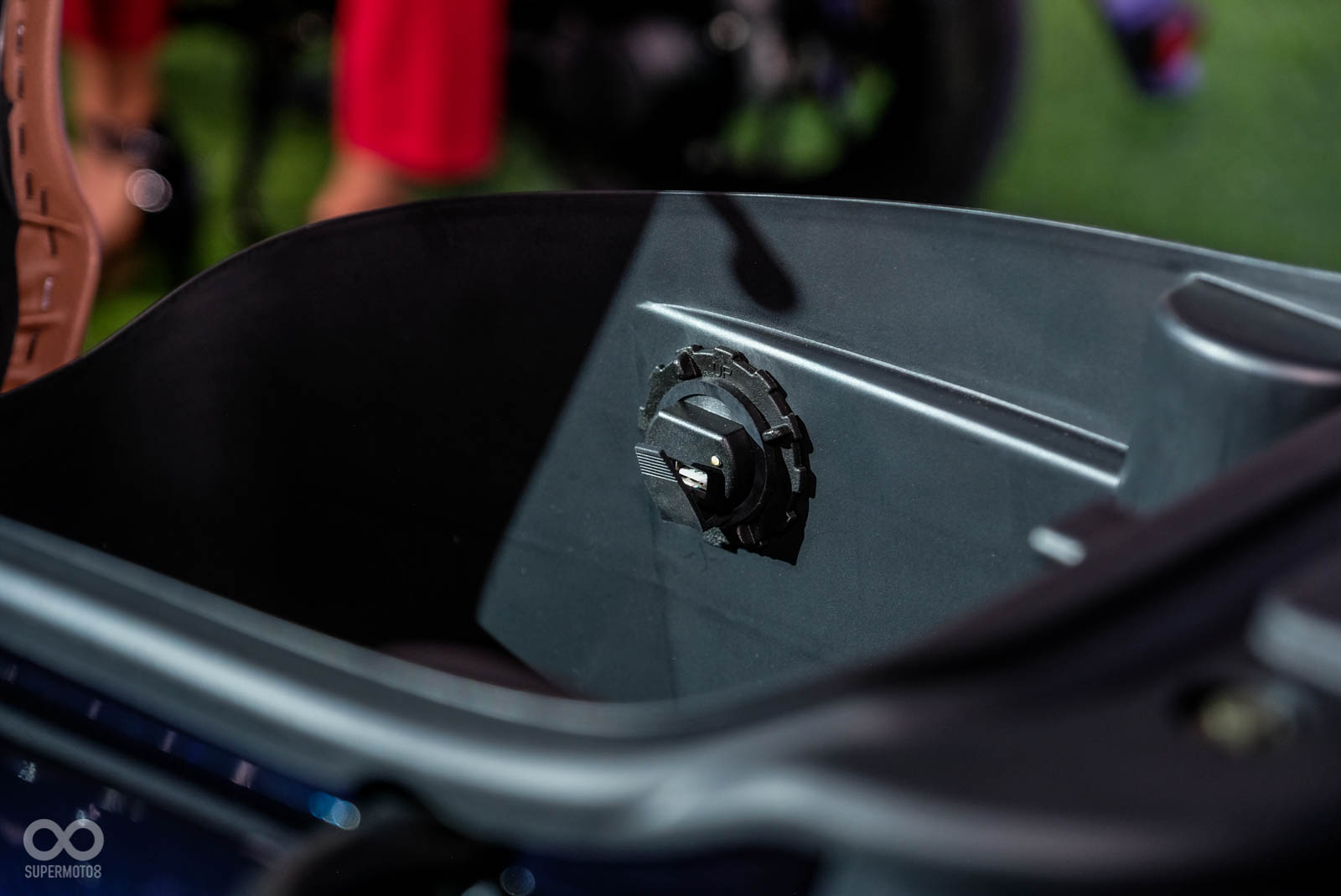 手套箱和車廂內都有5V 2A UBS充電孔；坐墊前端也有隱藏式掛勾設計