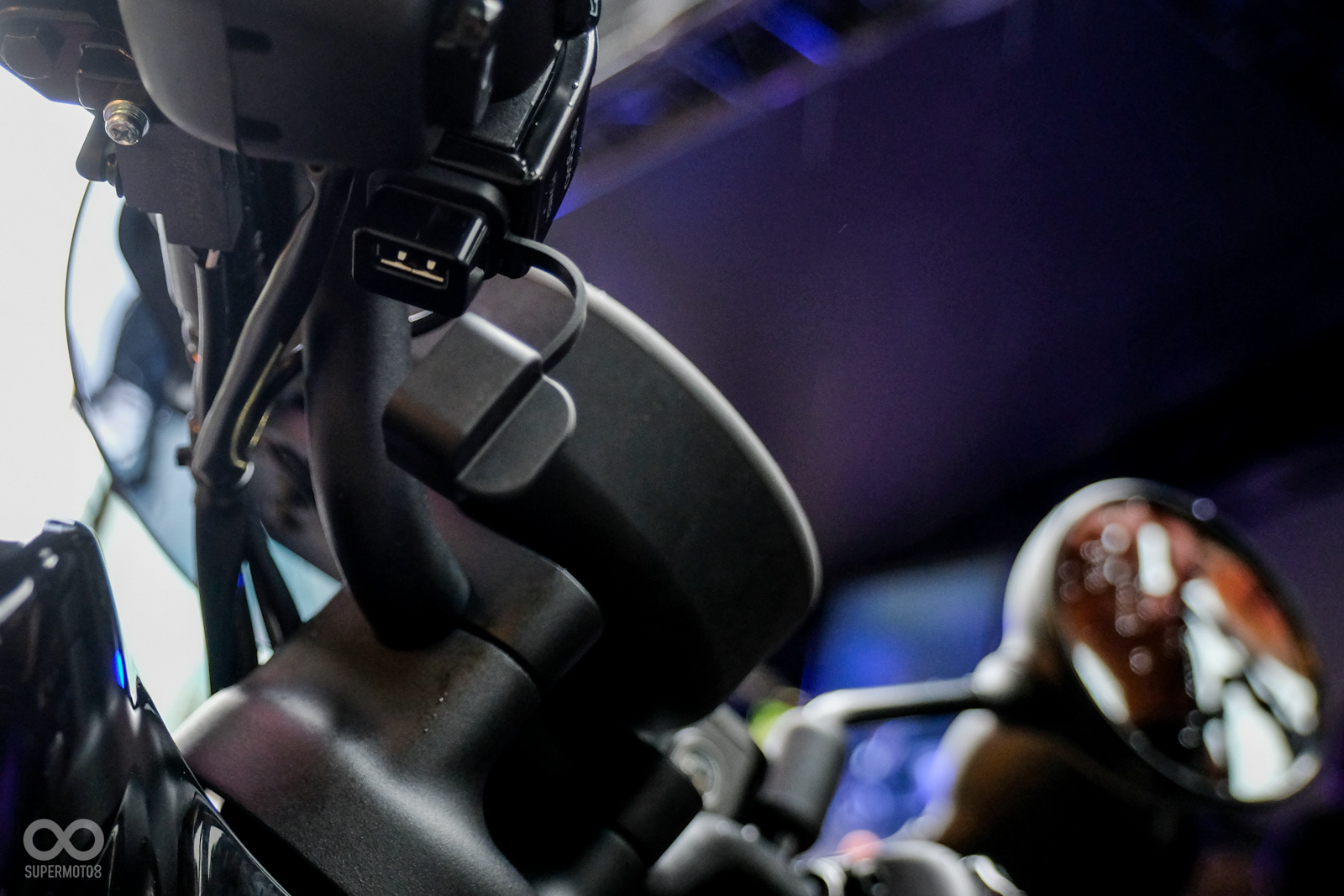 USB孔則是移往左把手正下方