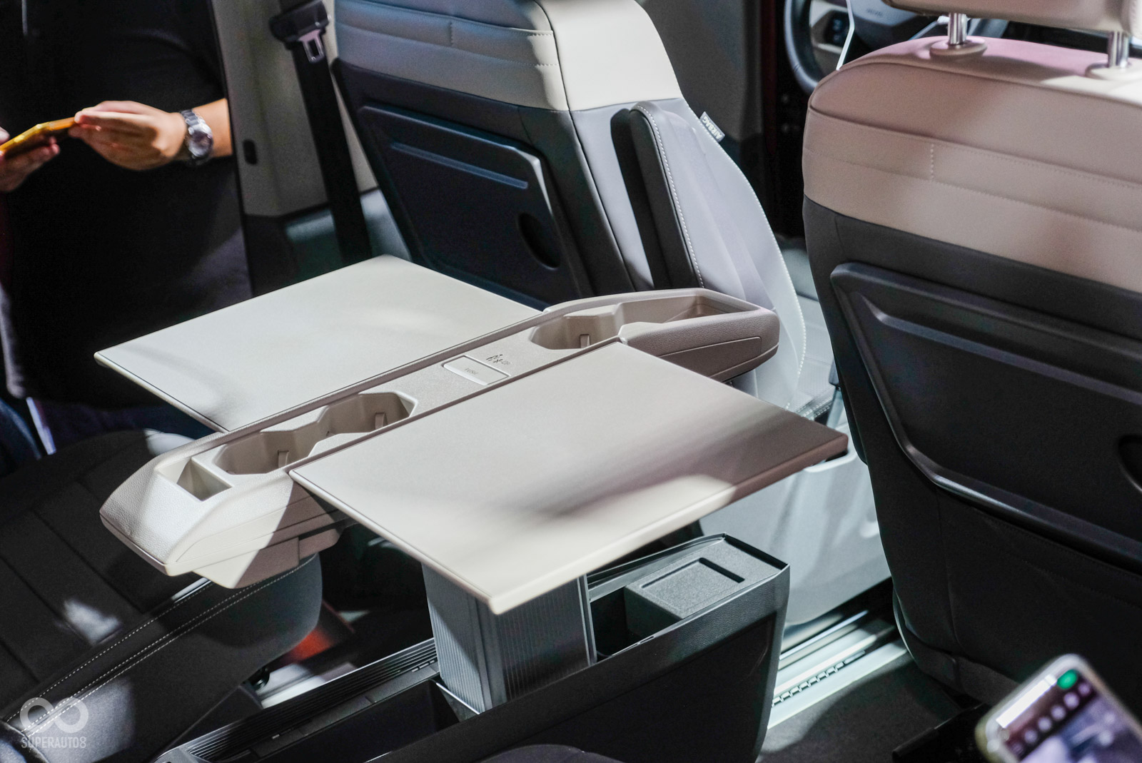 Style車型標配的鷗翼式多功能桌,可在第一排到第三排間滑移,超順手的設計使用起來相當方便