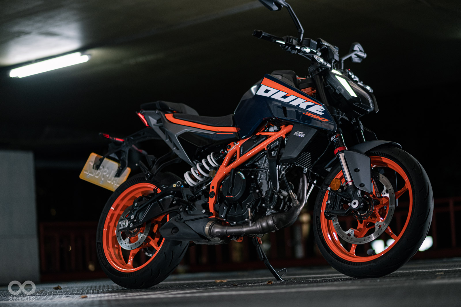 搶眼的橘色塗裝車架,展現出濃厚的KTM氛圍