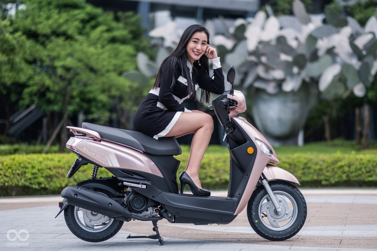 前腳踏寬度加大至320mm,能放下一個29吋行李箱