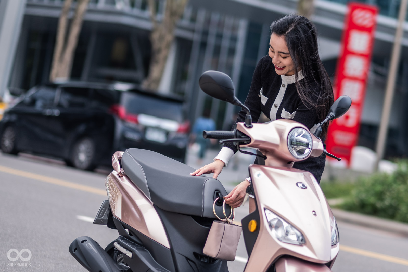 坐墊前端新增隱藏掛鉤