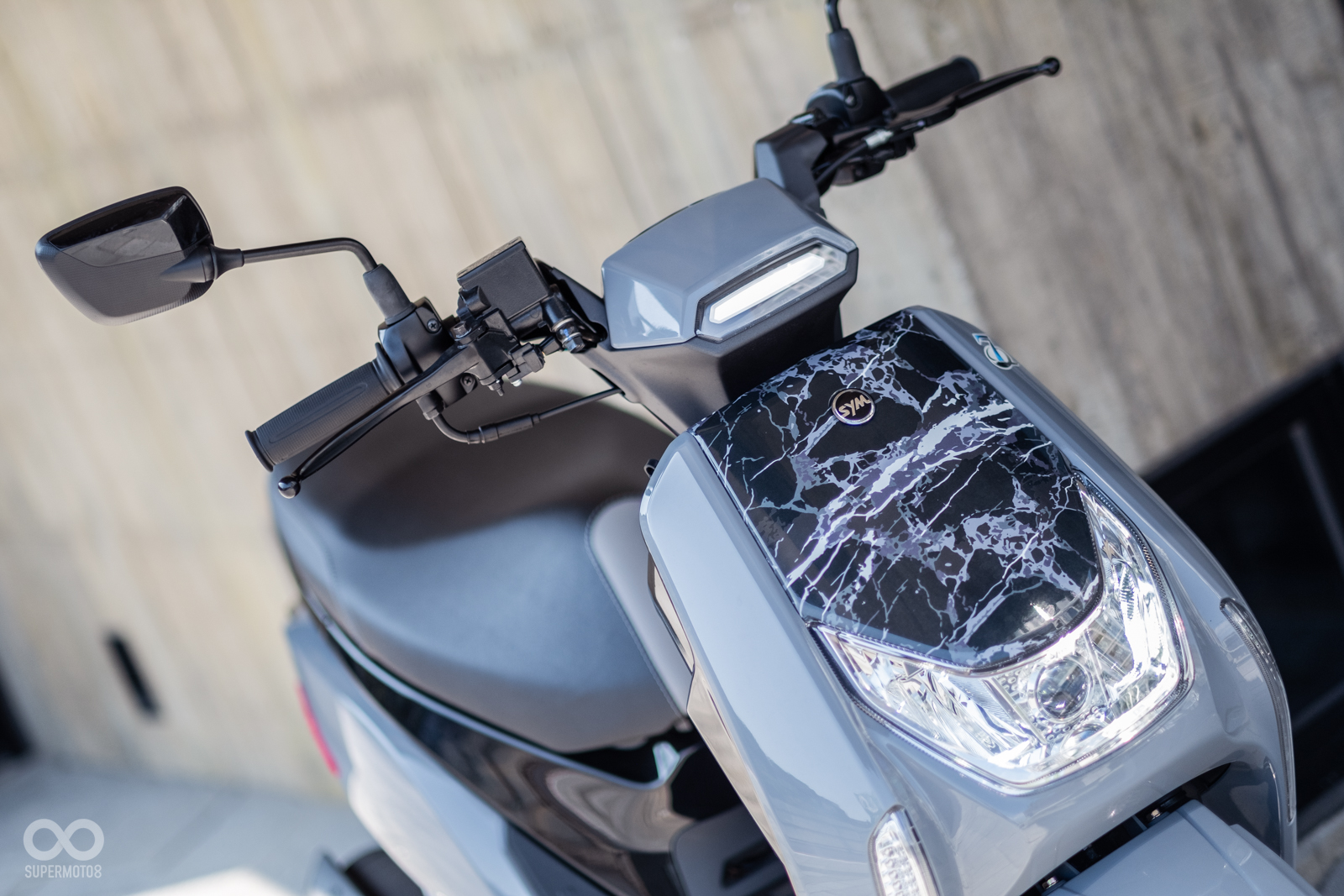 過往在手機殼上常見的「大理石紋」這次被SYM移植到VEGA的前面板上，配上低調的水泥深灰，看起來真的非常地搭