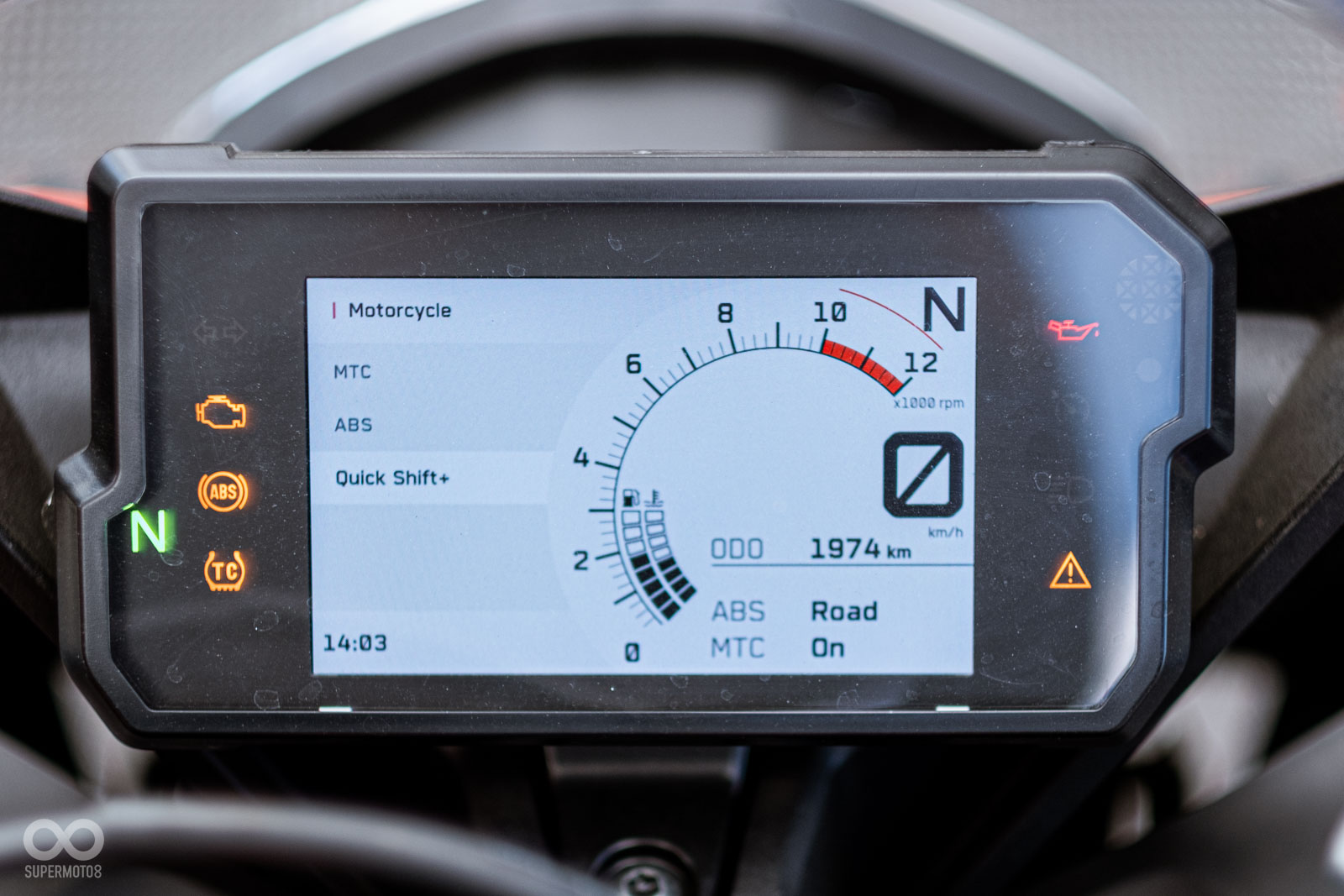 全彩TFT儀表,具備手機藍芽連線功能,可控制音樂、導航