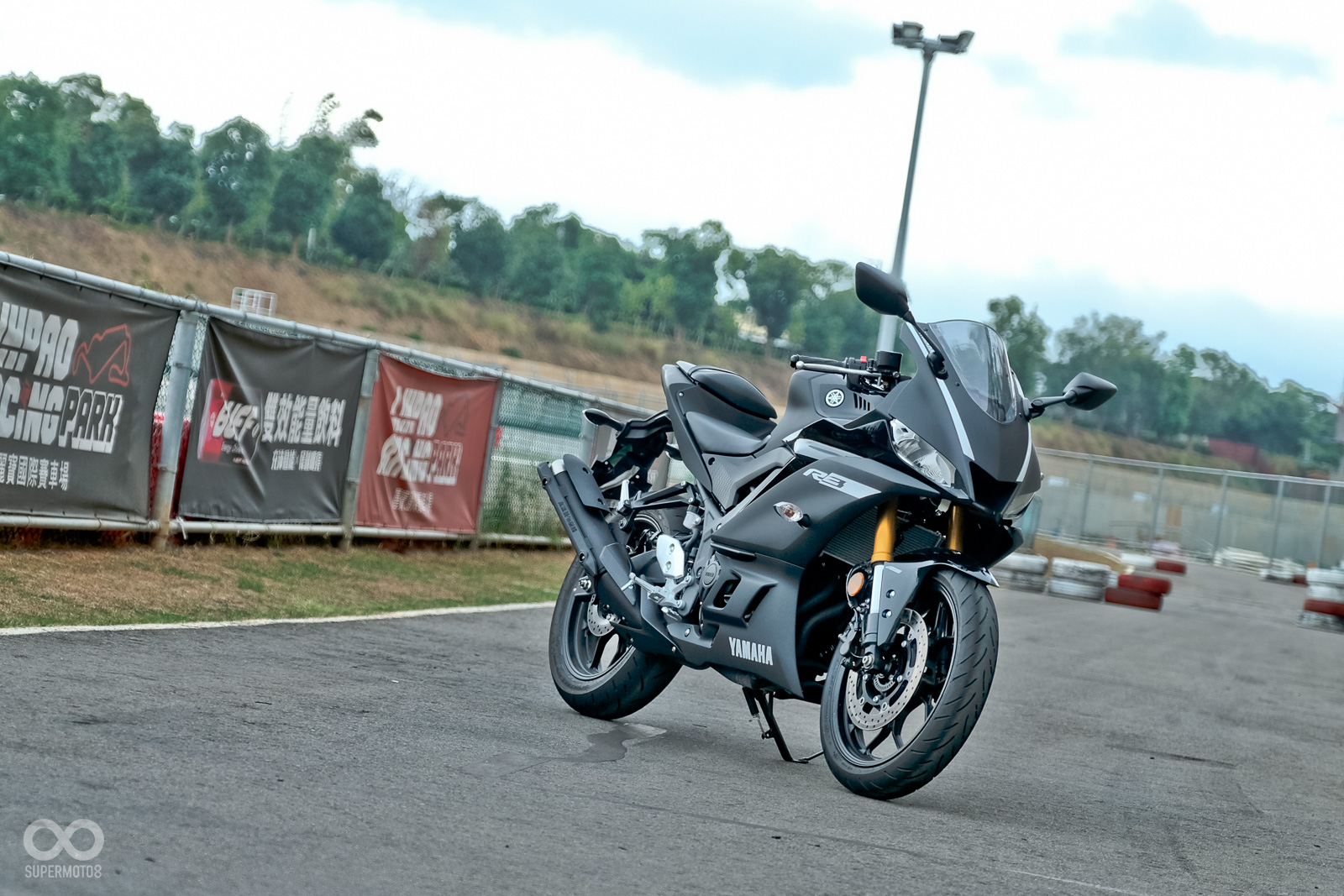 CFMoto 300SR動力遠遠不及同等級的YZF-R3，官方更表示300SR的對手是YAMAHA R15的白牌仿賽級距