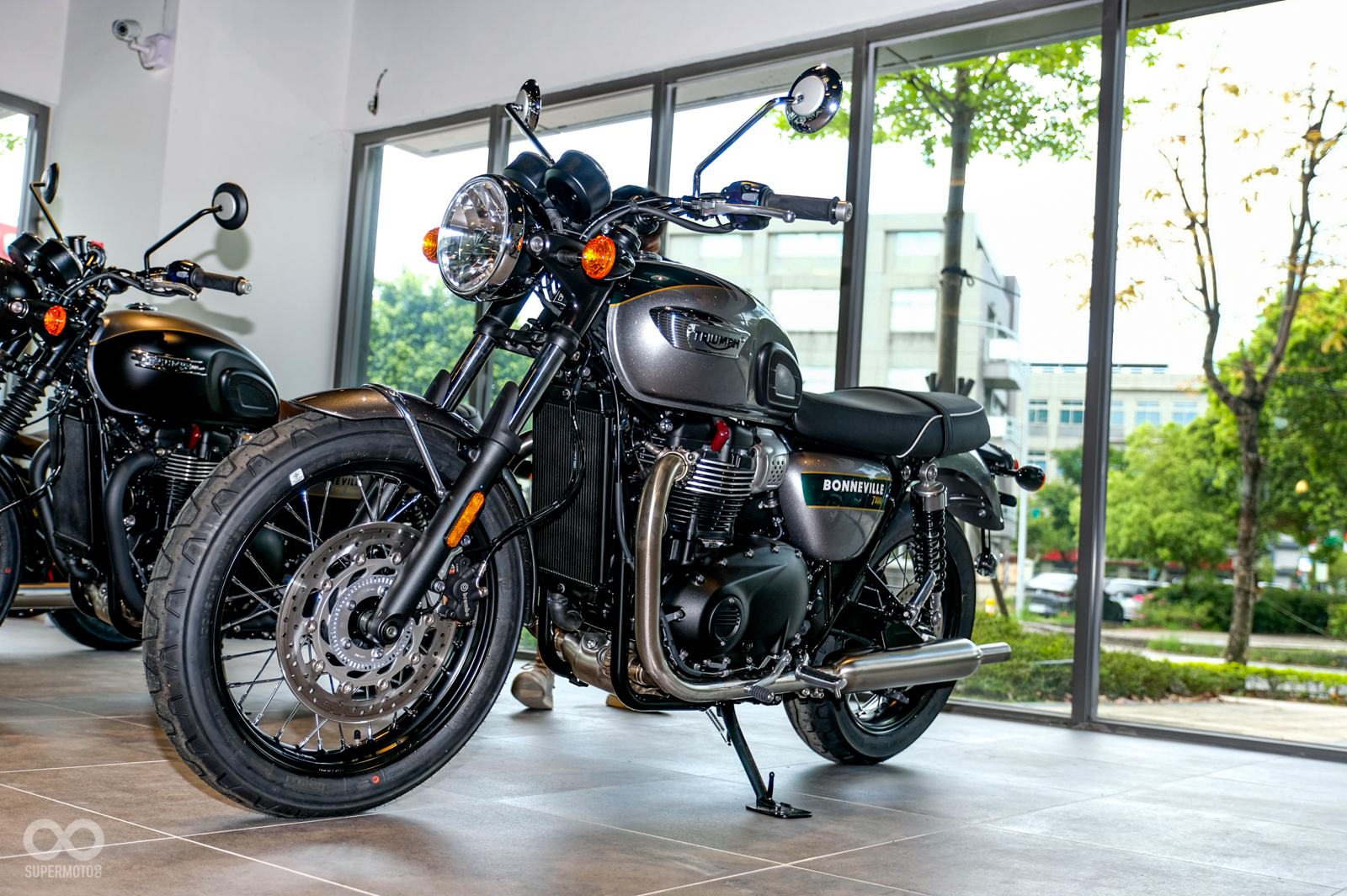 T100、T120採用相同的英國賽車綠、銀色車身,配金色手工拉線烤漆