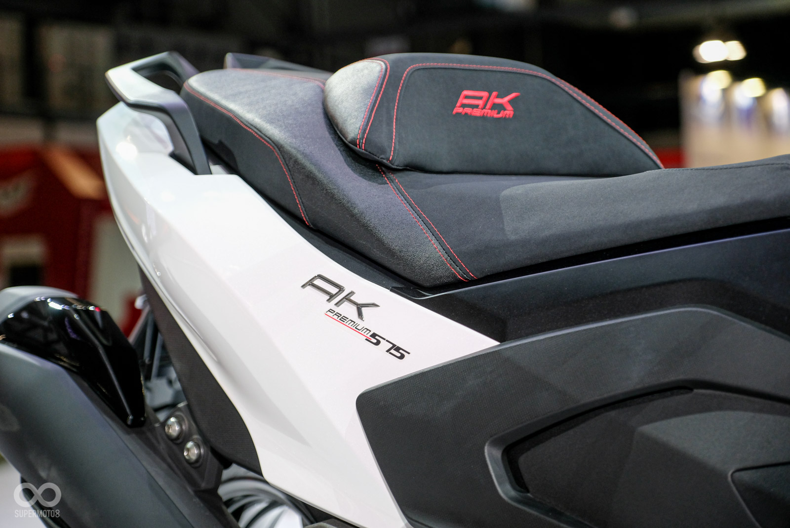 車身貼紙多出575字樣