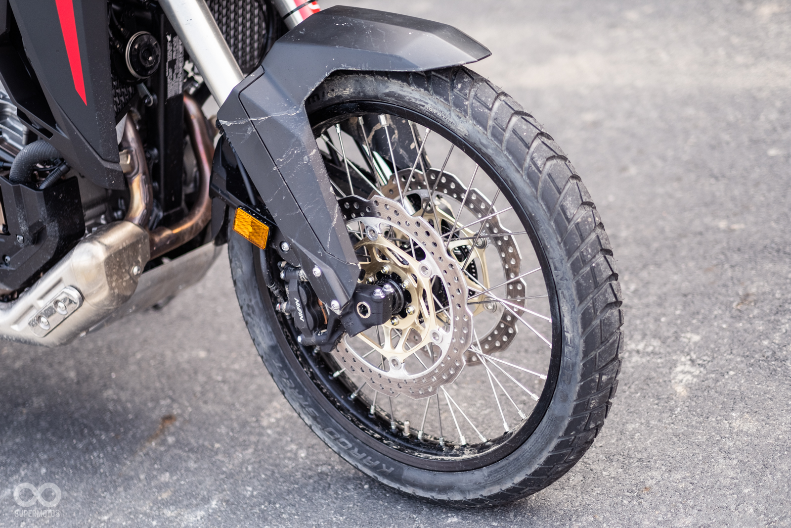 前輪採用21吋輪框,與310mm雙浮動碟盤、輻射卡鉗