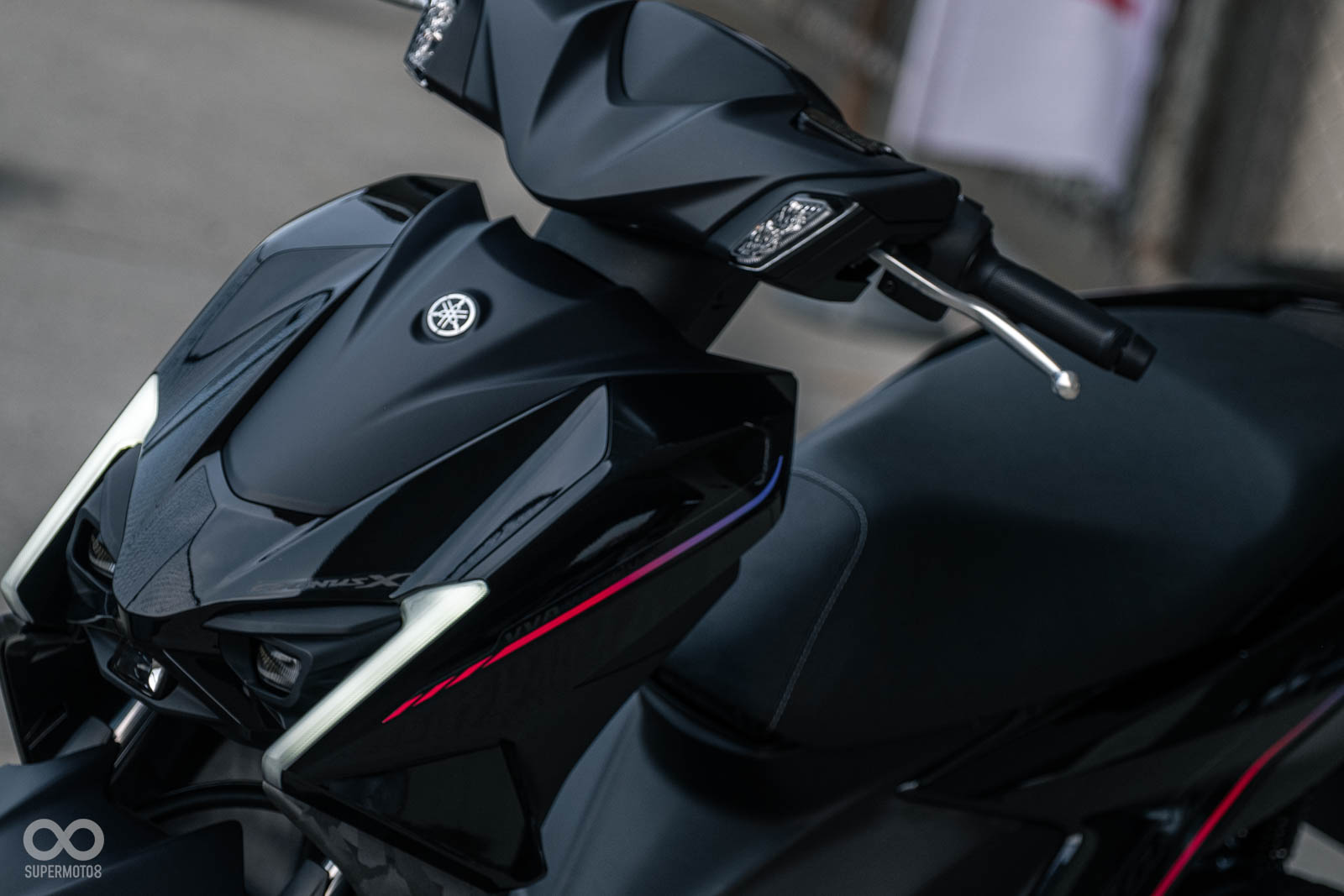 向上延伸的導光條,是從一代勁戰就延續下來的燈具輪廓