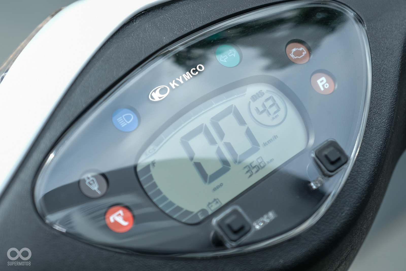 消費者須先透過手機解鎖,再按壓右手啟動鈕並拉著煞車,即可驅動車輛