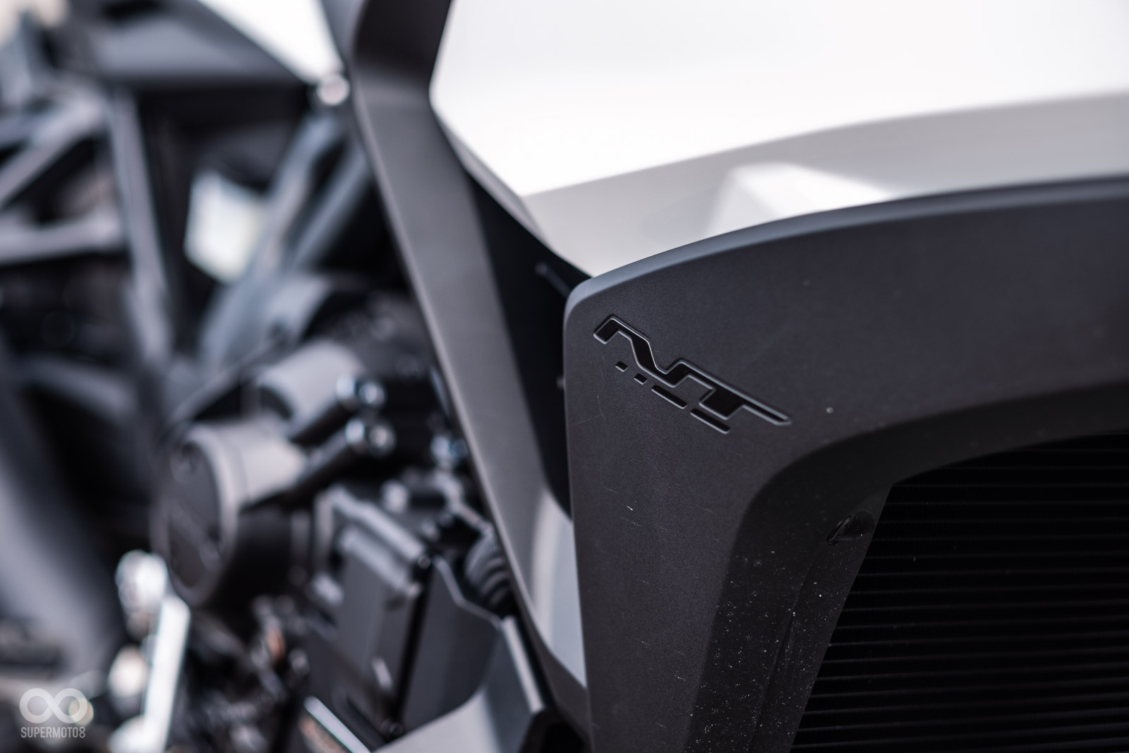 簡潔的車身,就連NT Logo都用浮雕呈現