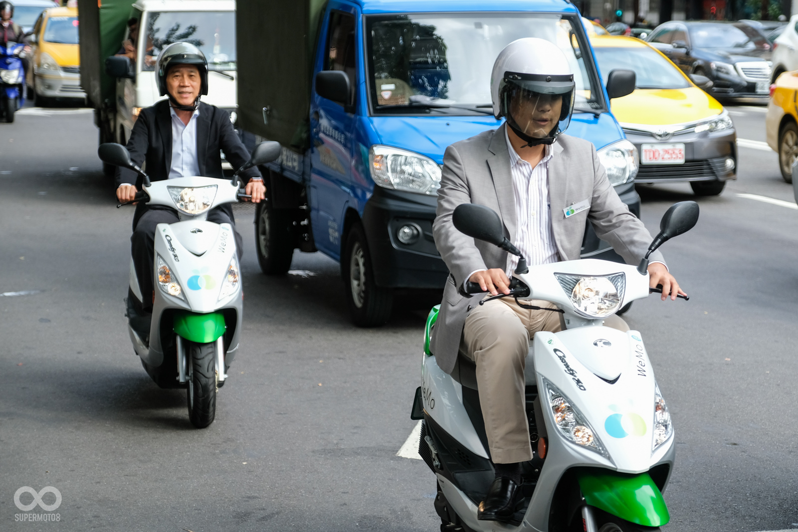 威摩科技執行長暨創辦人吳昕霈(前)與台北市副市長林欽榮(後)一同騎乘WeMo Scooter進場