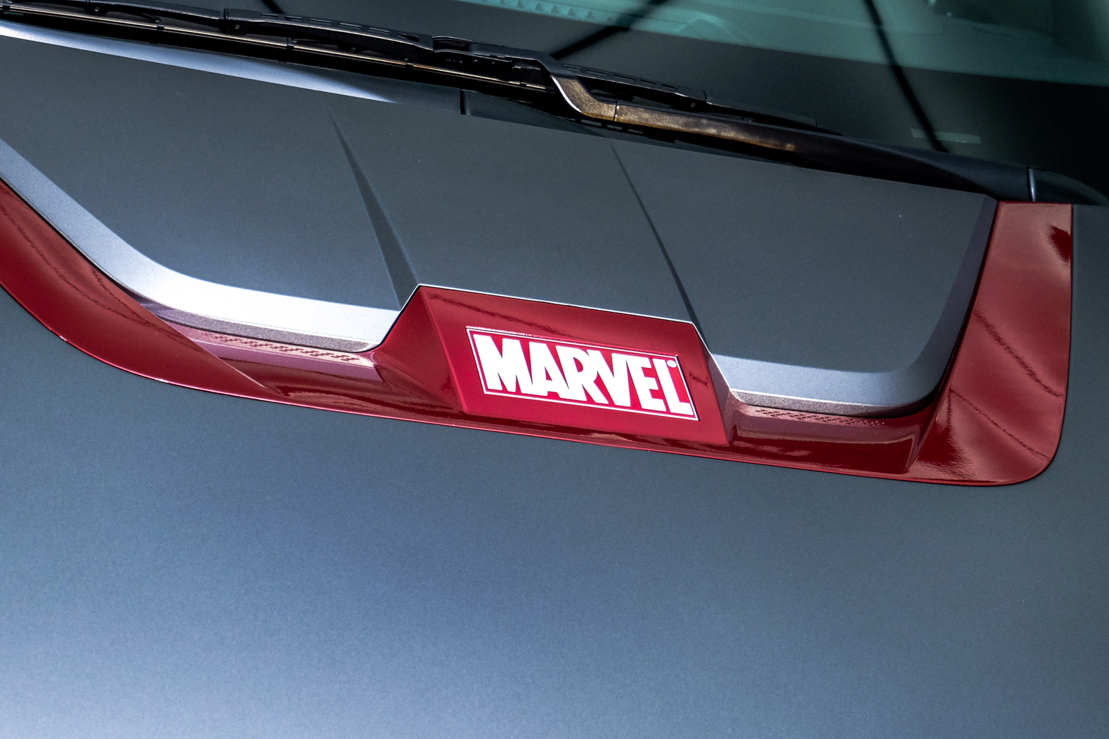 引擎蓋上鮮明的MARVEL字樣相當吸睛