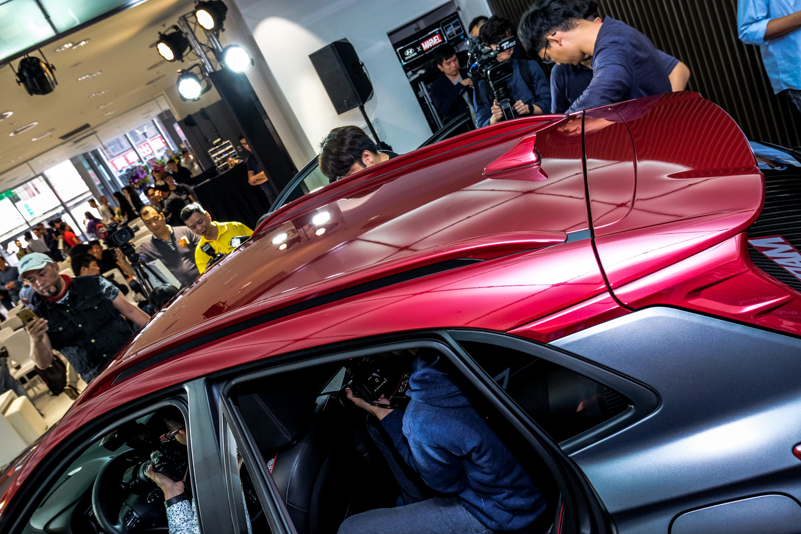 KONA以鮮紅的車頂配上車身消光灰的搭配，營造出初代鋼鐵人的配色