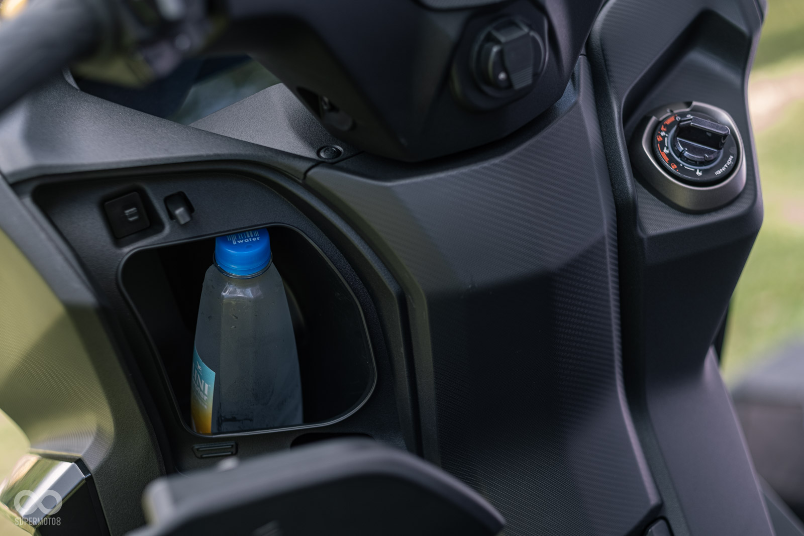 手套箱能放入一瓶礦泉水,並具備KEYLESS系統