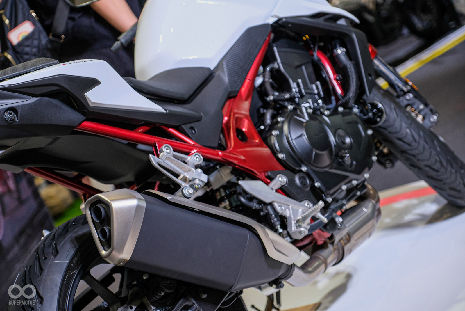 相較於CB650R，CB750 HORNET在電控部分更全面