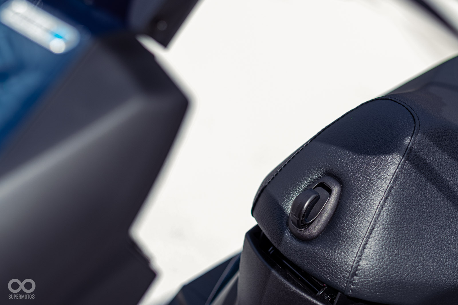 除了前面板內側的掛鉤之外，新豪邁125的坐墊前端也有一個隱藏掛勾