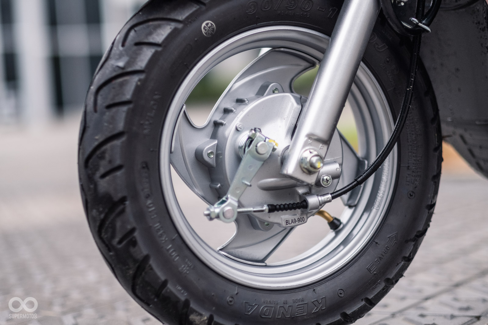 前輪採用鼓式煞車