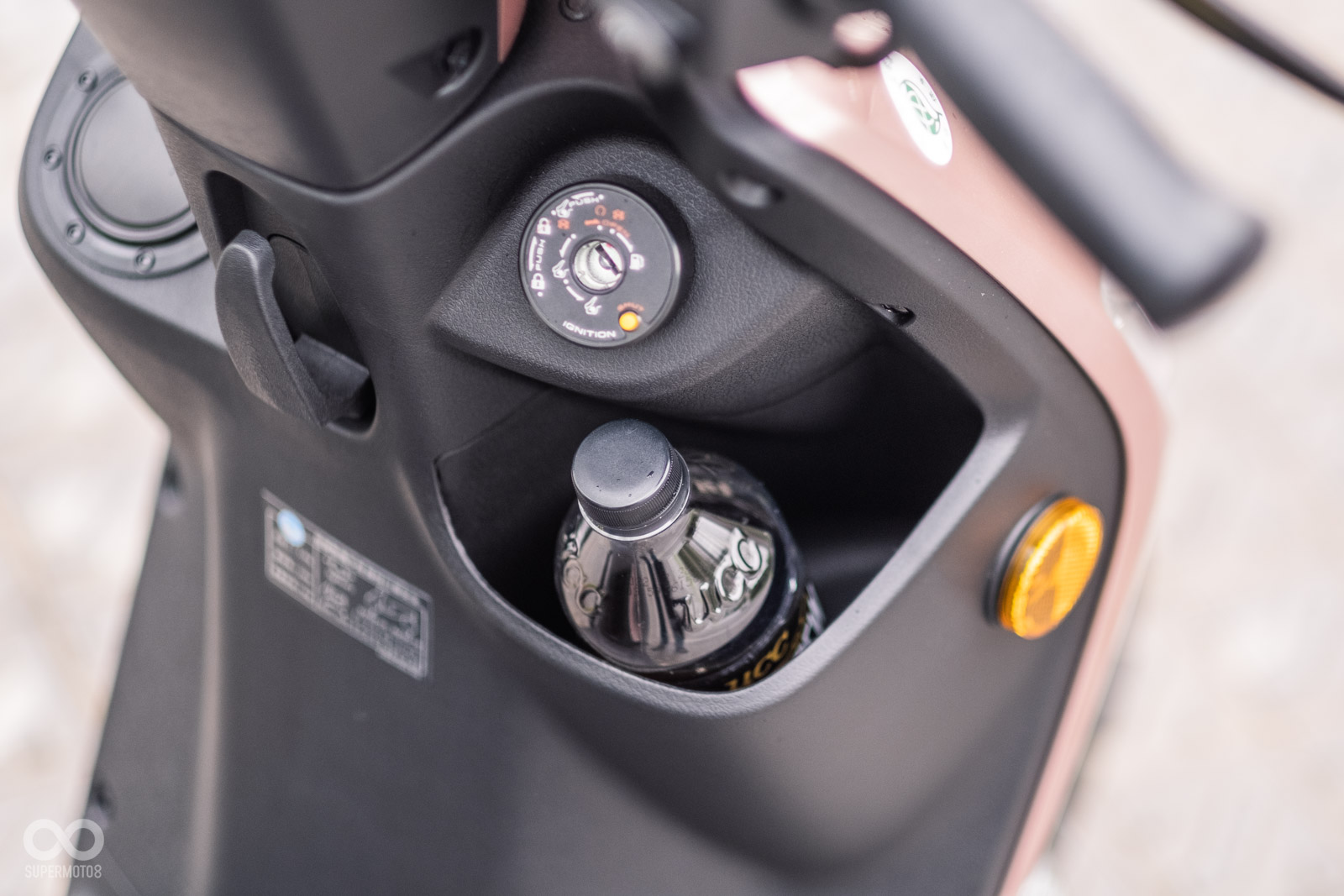 右邊杯架能裝入600c.c.寶特瓶