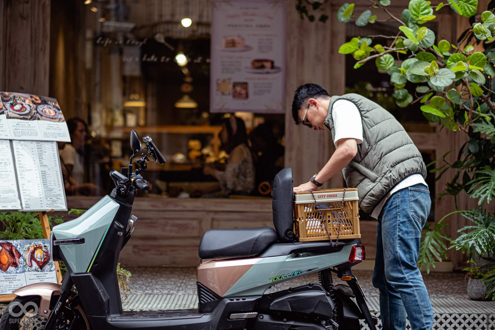 掀起後座就能輕鬆把籃子綁在後方，後扶手上也有掛鈎方便搭配彈力繩使用