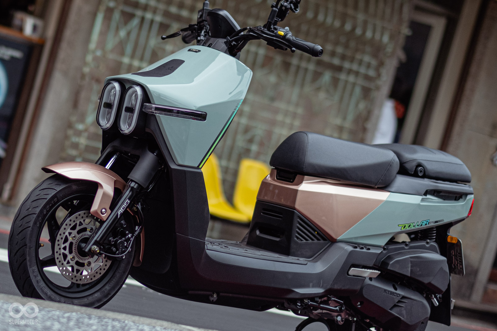 DOLLAR的車頭線條在圓潤中帶有一點點方正的元素，看上去相當外放活潑！